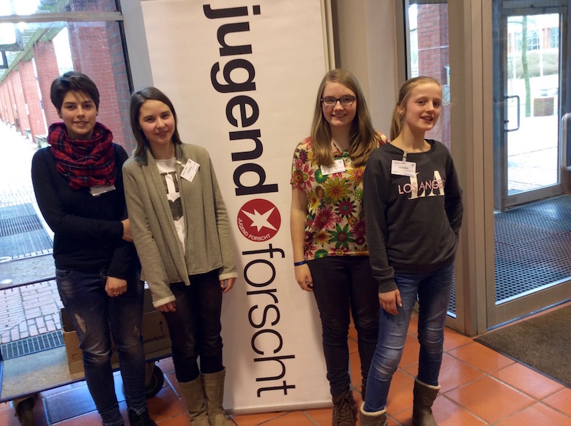 Schülerinnen des GEO beim Regionalwettbewerb Jugend forscht 2016 in Emden.