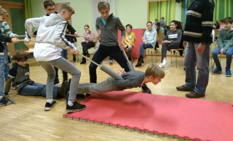 Schüler bei Vertrauensübung