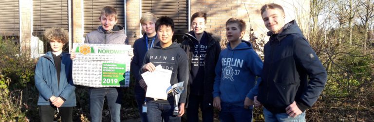 7 Schüler mit RoboCup Poster