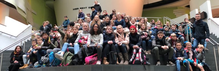 viele Schüler im Klimahaus