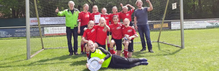 jubelnde Schülerinnen vor Tor