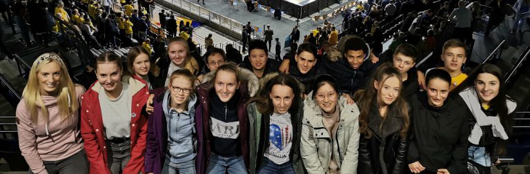 Schüler auf Tribühne