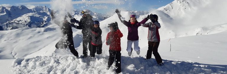 Schüler im Schnee spielen