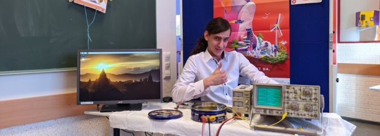 Erfolgreicher Schüler mit seinem Versuchsaufbau