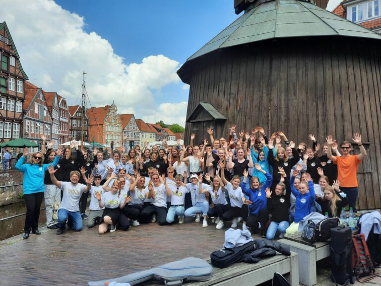 zahlreiche Schüler in Stade, jubelnd