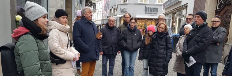 Mehrere Menschen in Stadt