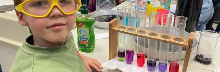 Schüler mit Schutzbrille