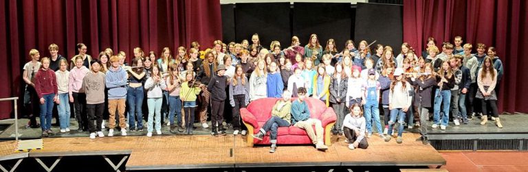 sehr viele Schüler z. t. mit Instrumenten auf Bühne