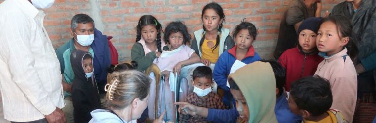 Bild von jungen Nepalesen bei der Shanti Hilfe