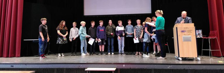 zahlreiche Schüler bei Urkundenübergabe mit Frau Schulz und Herr Hawighorst