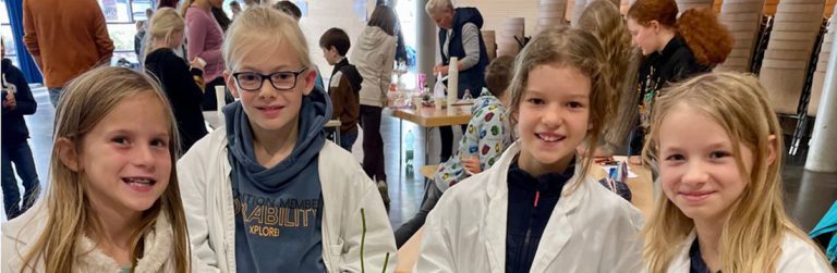 vier lächelnde Scholer