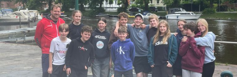 Schülergruppe mit Herrn Walles im Hafen