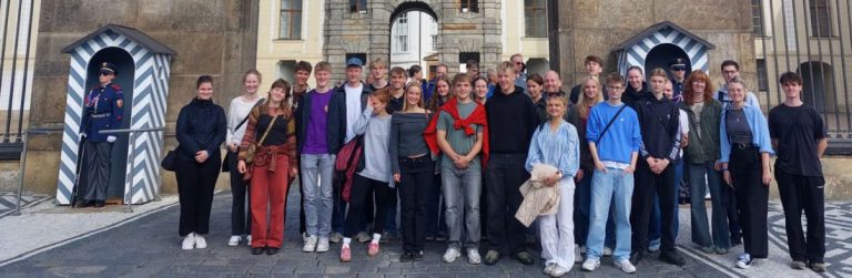 Schülergruppe vor Parlament