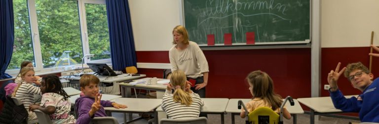 Lehrerin bei der Begrüßung mit verschiedenen Schülern