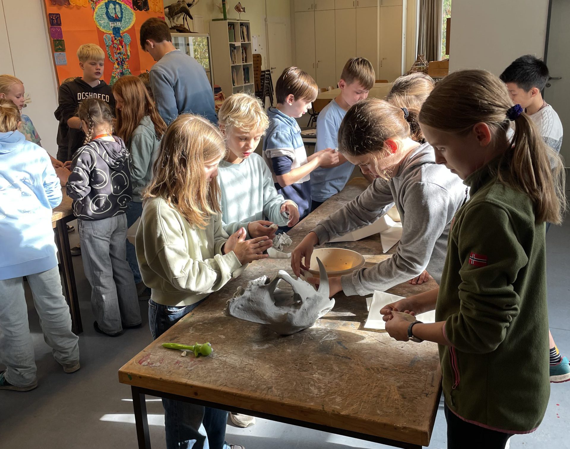 Schülergruppe töpfert