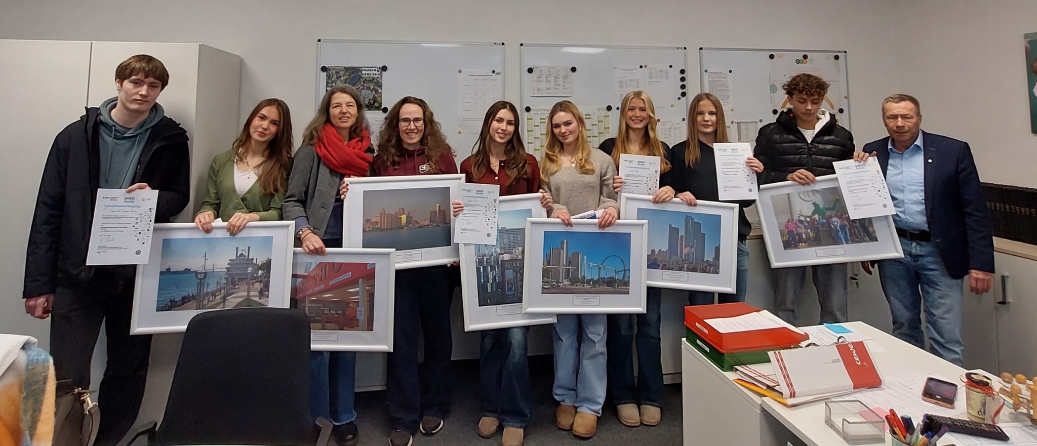 Teilnehmer Fotowettbewerb mit Lehrerinnen und Schulleiter