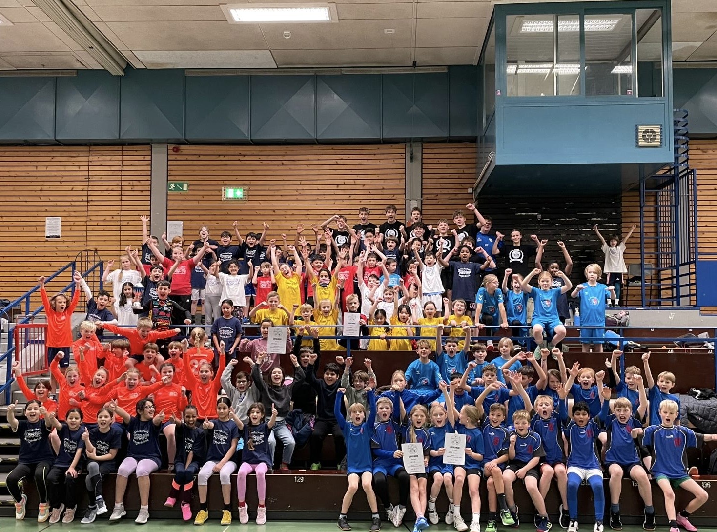 viele verschiedene Schülerteams auf Tribüne die jubeln