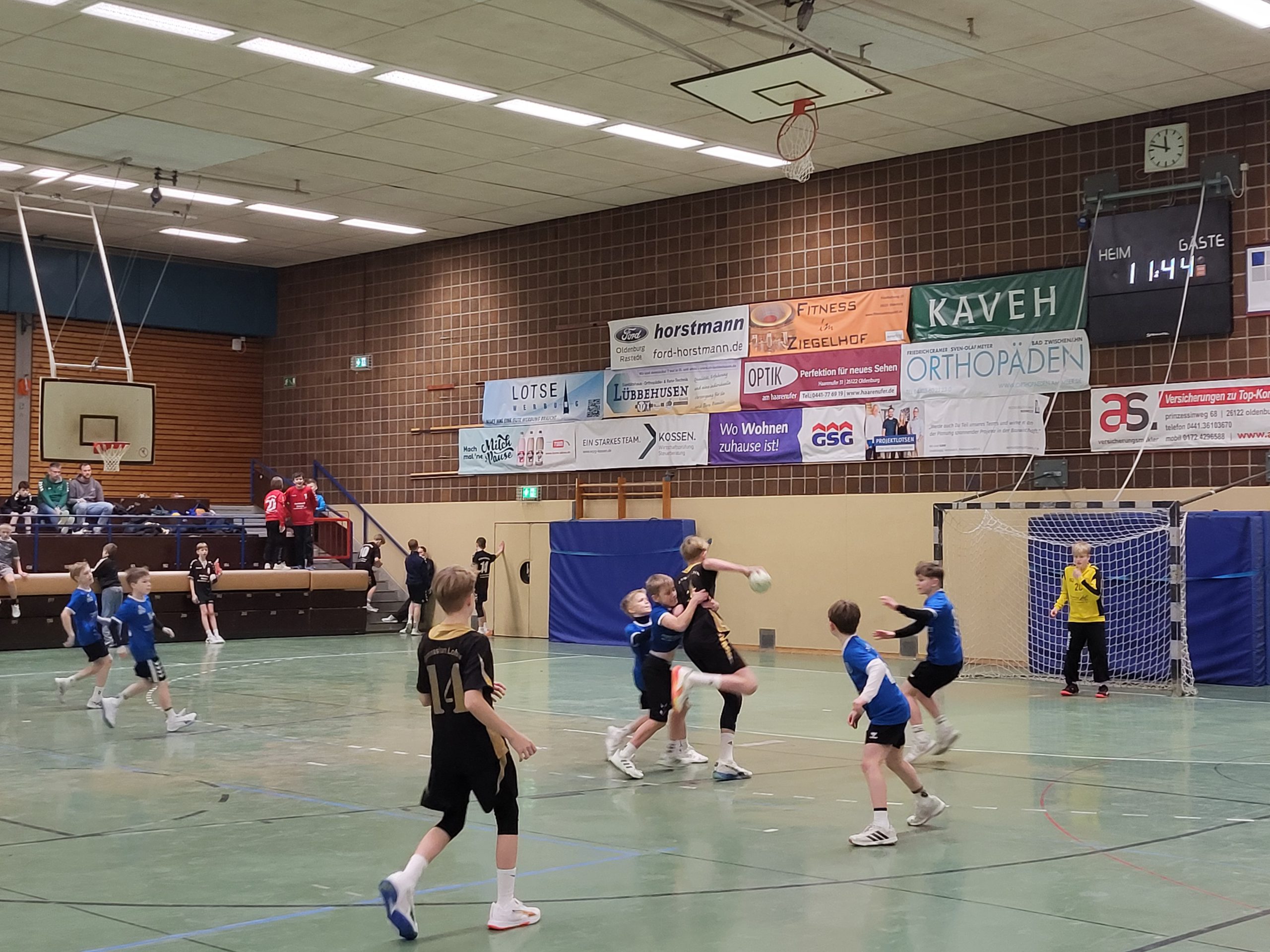 Handballspielende Kinder, gerade läuft ein Angriff