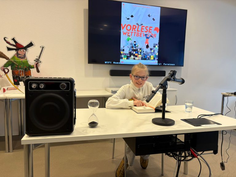 Thore gewinnt den Stadtentscheid des Vorlesewettbewerbs