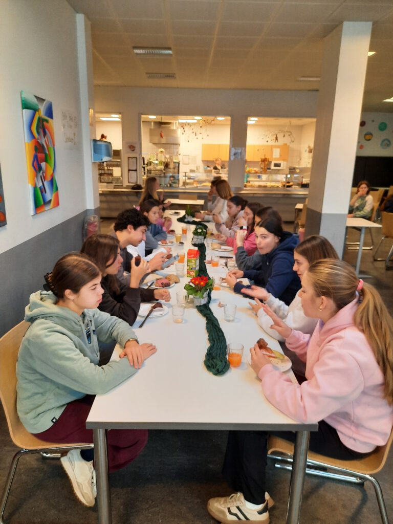 viele Schülerinnen und Schüler beim gemeinsamen Frühstück in der Mensa
