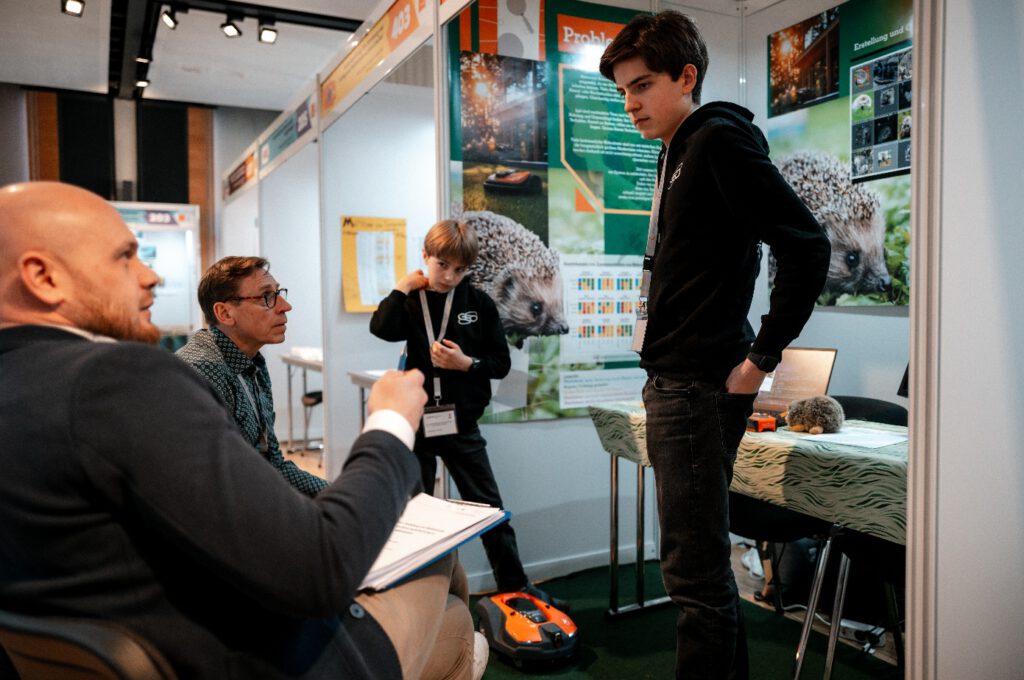 Alexander und Maximilian mit der Jury ihr Projekt vorstellend