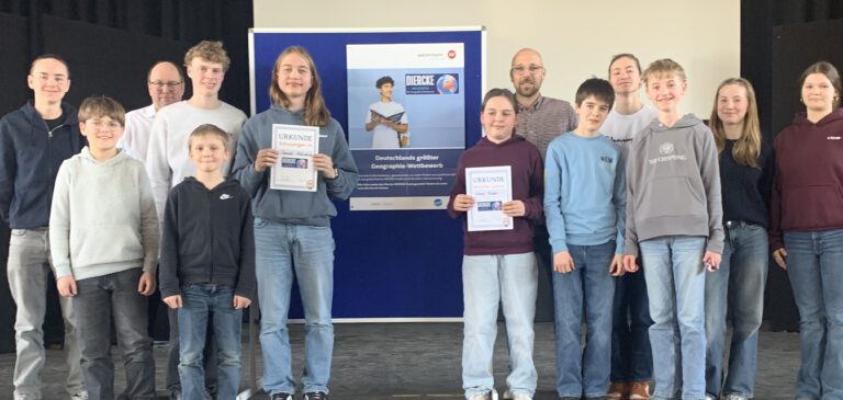 mehrere Schüler auf der Bühne mit Herrn Leder und Herrn Hawighorst