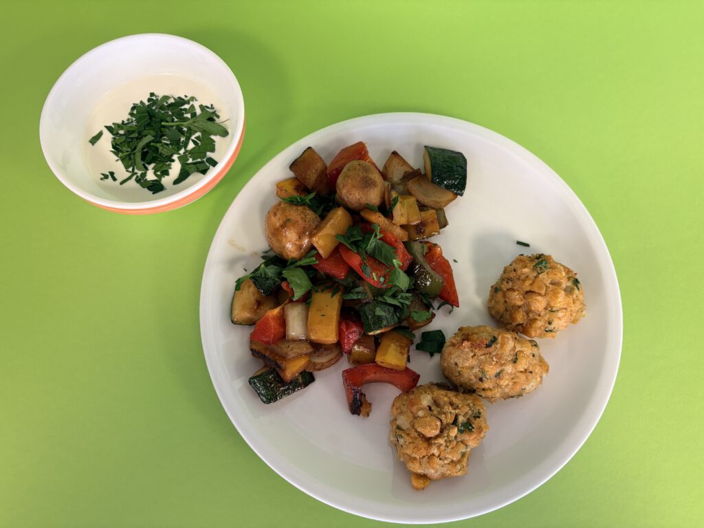 Falafelbällchen mit Ofengemüse und Quarkdessert