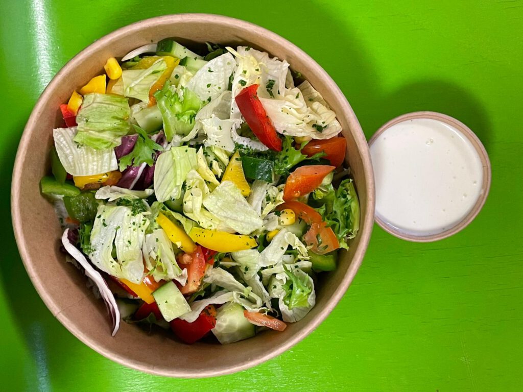 Salatbecher in Schälchen zum Mittnehmen