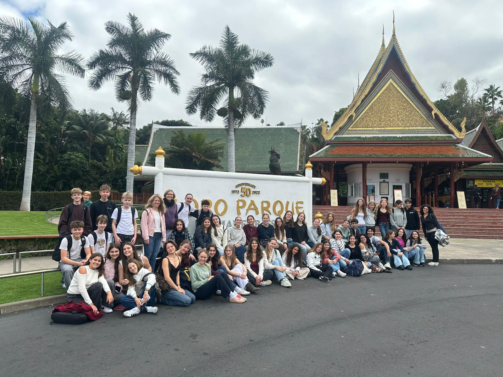 große Schülergruppe mit Lehrerinnen vor Parkeingang