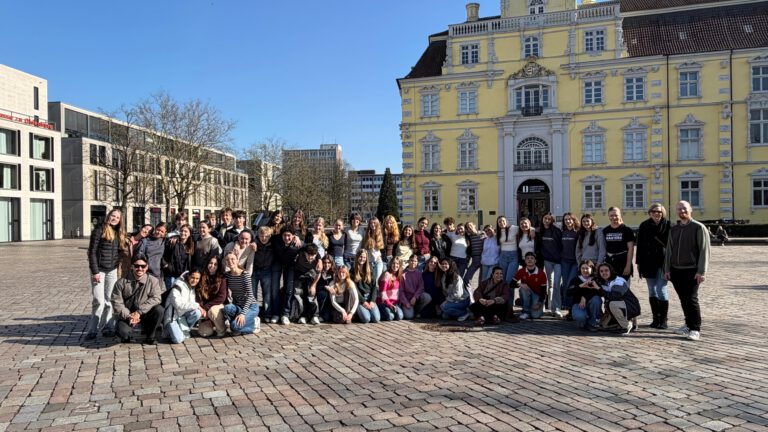 zahlreiche Schüler aus Spanien und Oldenburg vor dem Stadtschloss
