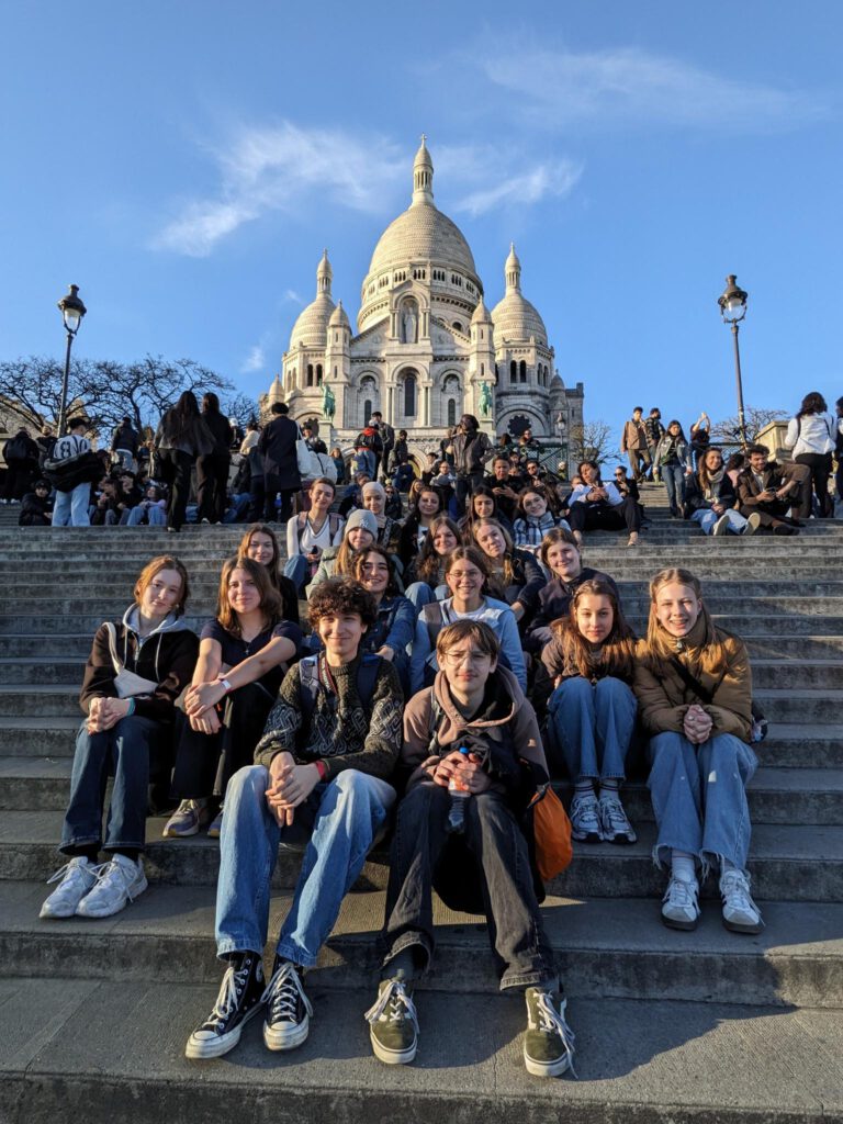 zahlreiche Schülerinnen und Schüler des 9. Jahrgangs vor Sacré-Cœur de Montmartre auf der Treppe