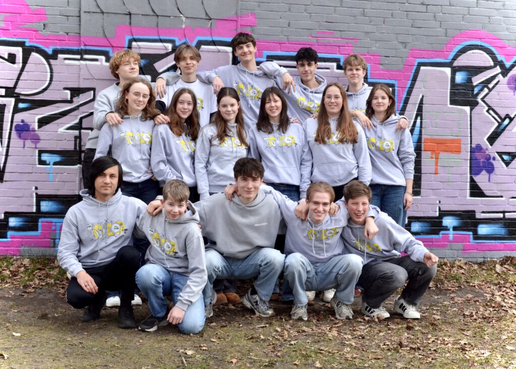 The GEOrge - zahlreiche Schüler mit Logo-Pulli