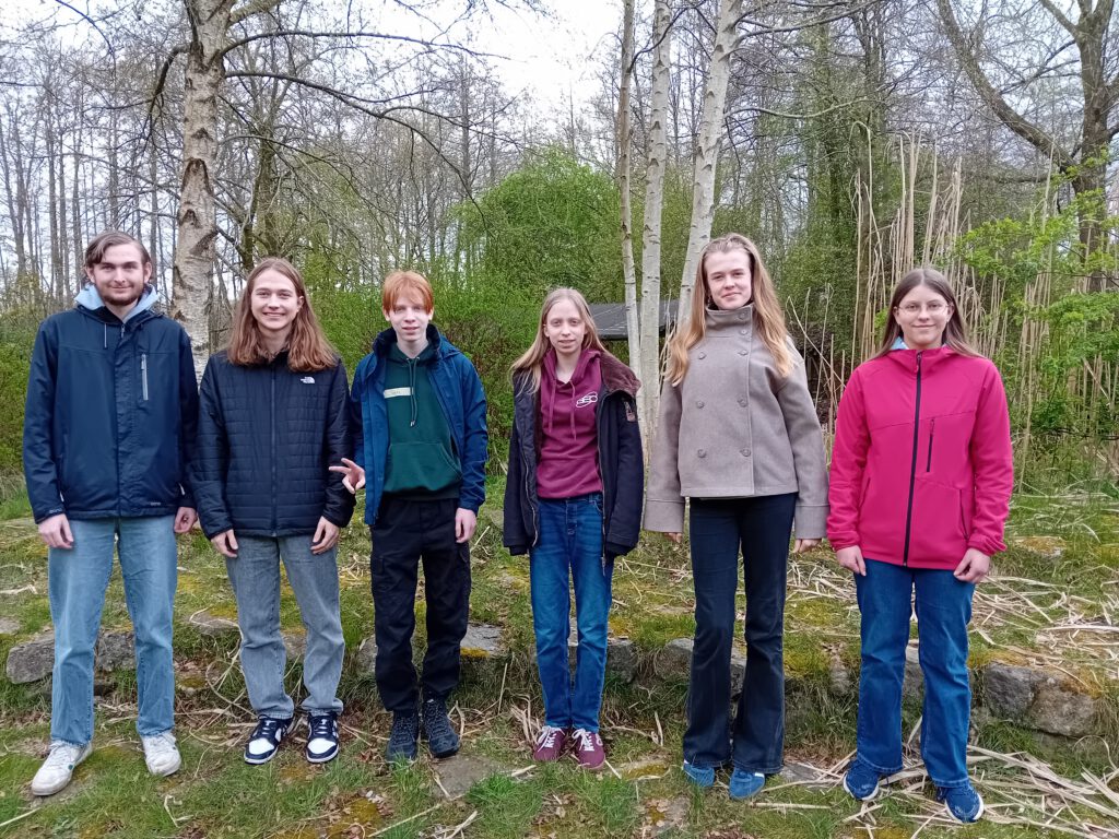 sechs Schülerinnen und Schüler, draußen aufgenommen