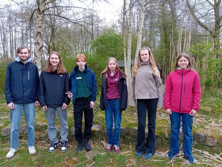 sechs Schülerinnen und Schüler, draußen aufgenommen