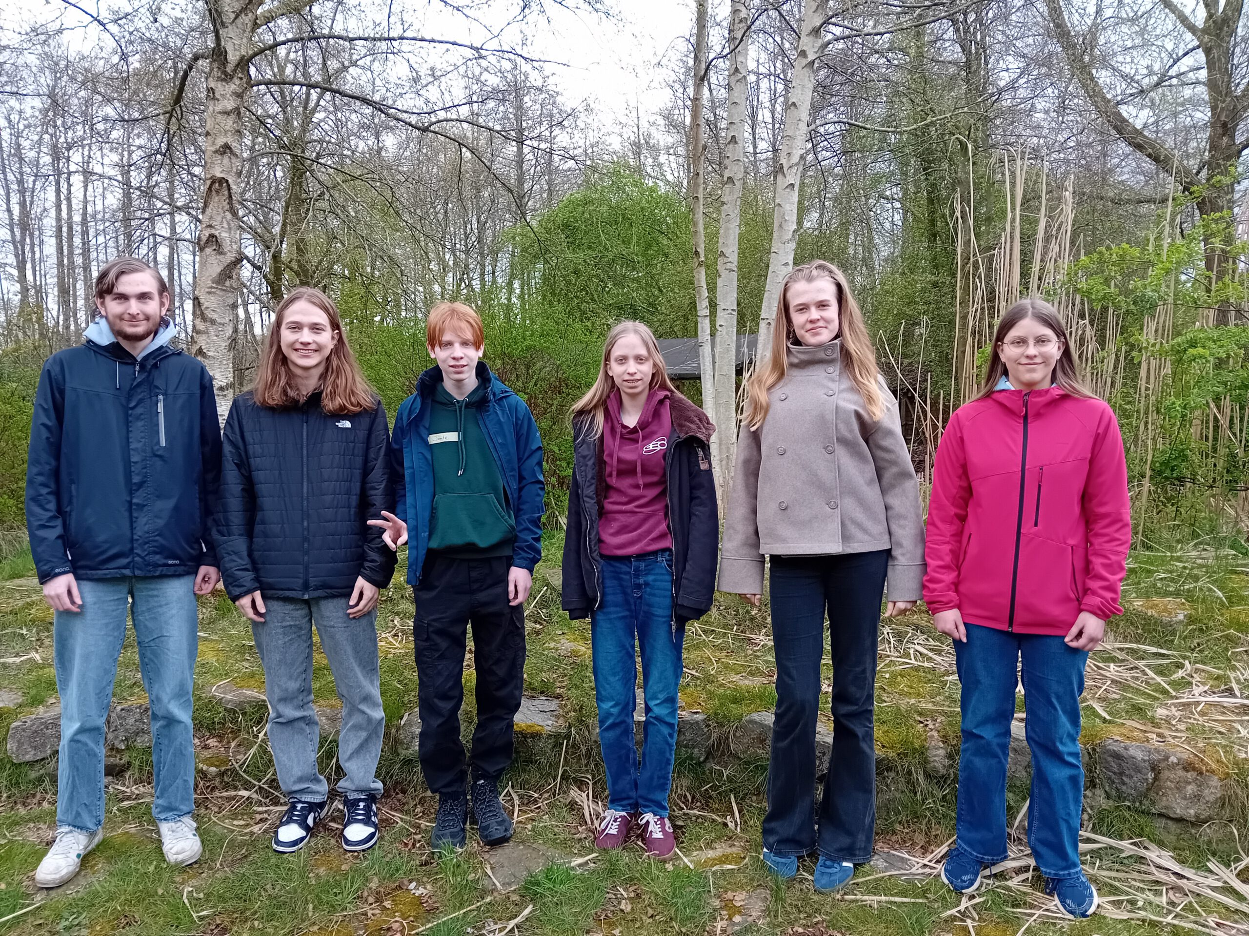 sechs Schülerinnen und Schüler, draußen aufgenommen