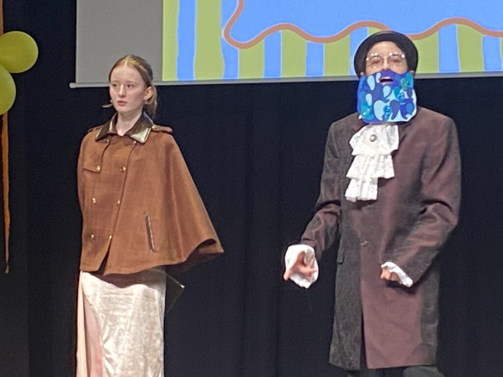 zwei Kostümierte Schüler auf Bühne