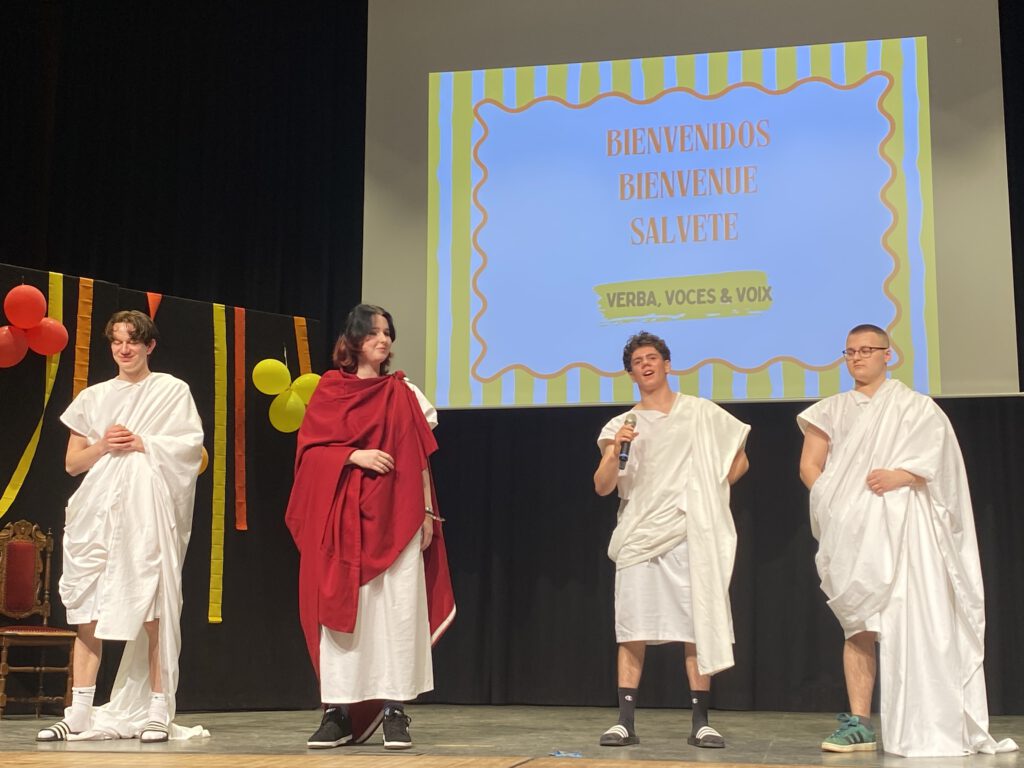 vier Schüler in Toga auf Bühne