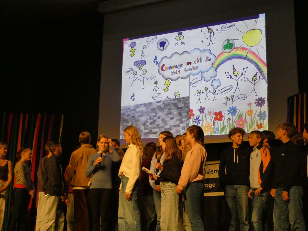 zahlreiche Schülerinnen und Schüler des GEO (7c) auf der Bühne