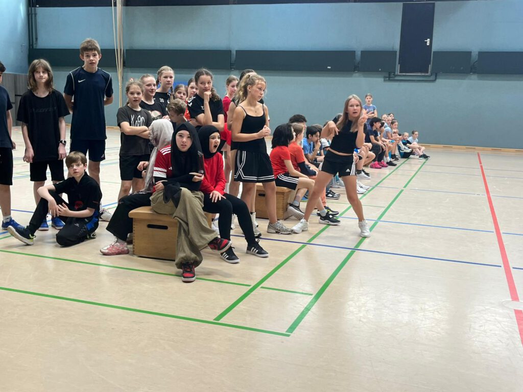 Wartende Schüler in der Handballhalle