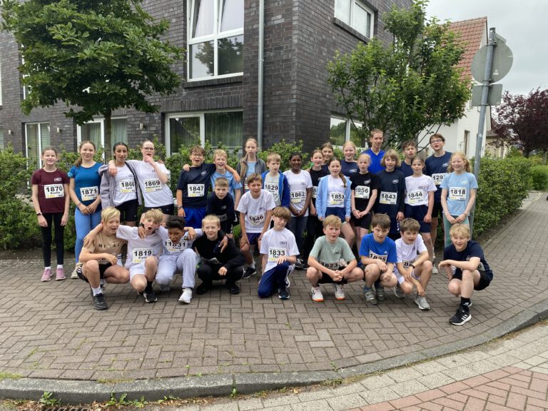 viele Schülerinnen und Schüler vor dem 2,4 km Lauf