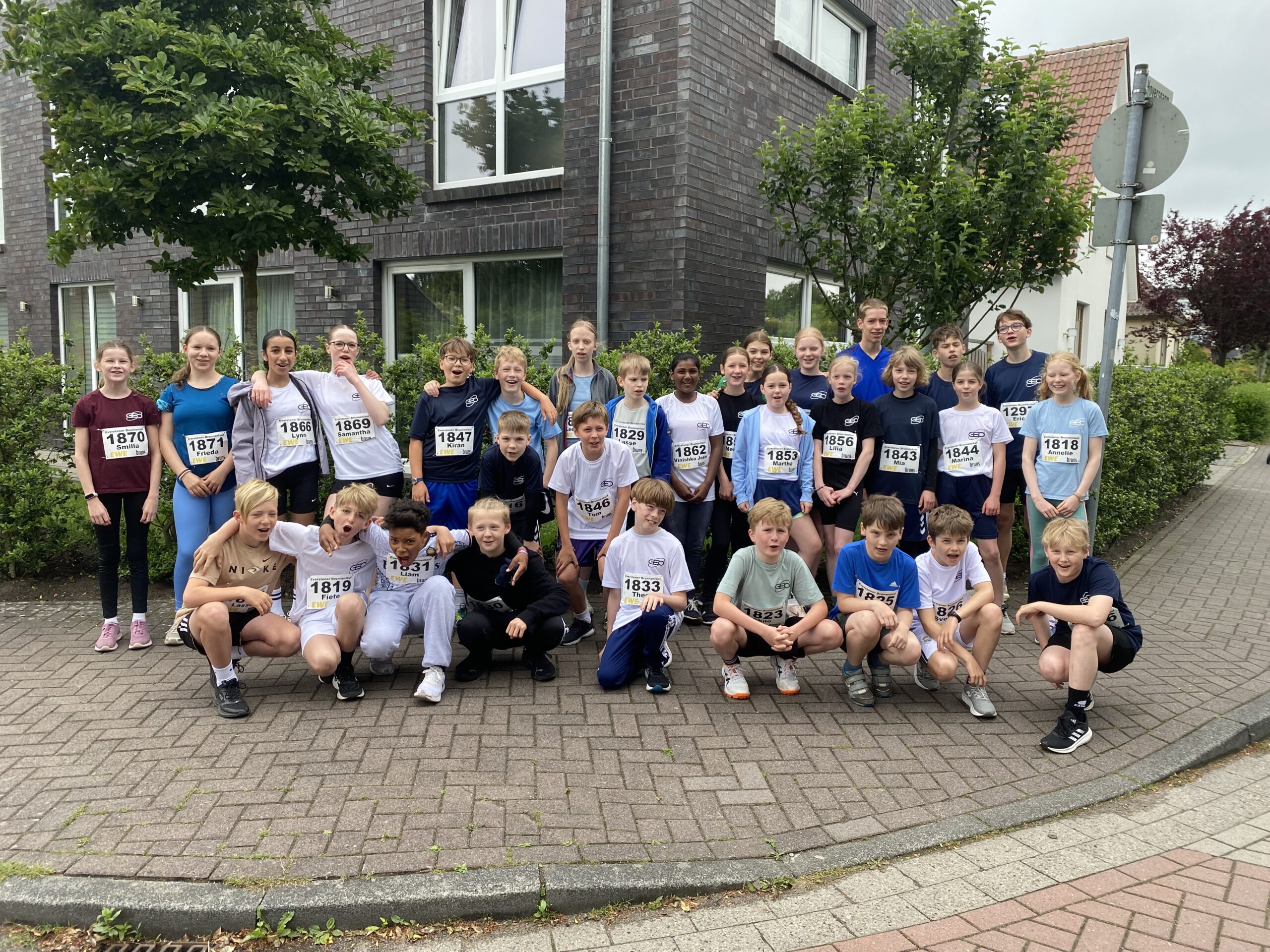 viele Schülerinnen und Schüler vor dem 2,4 km Lauf