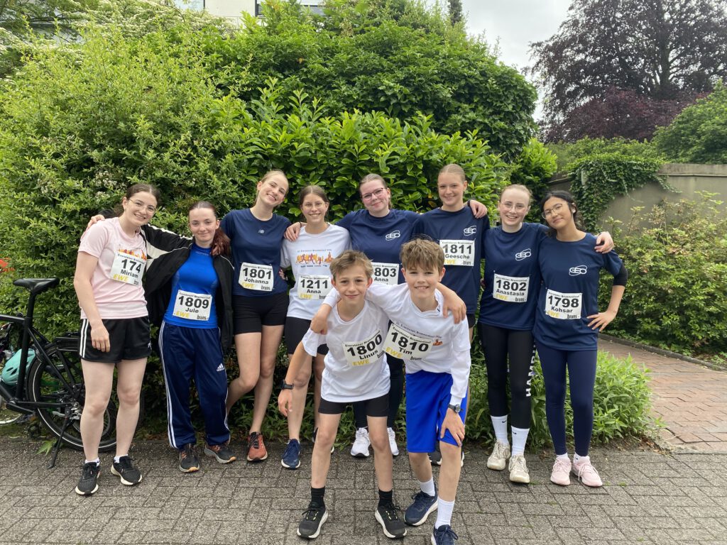 10 Schülerinnen und Schüler vor dem 6,3 km Lauf