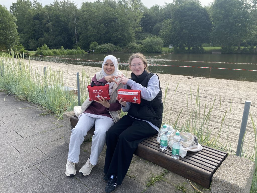 zwei Mädchen mit erste Hilfeset - die Schulsanitäterinnen