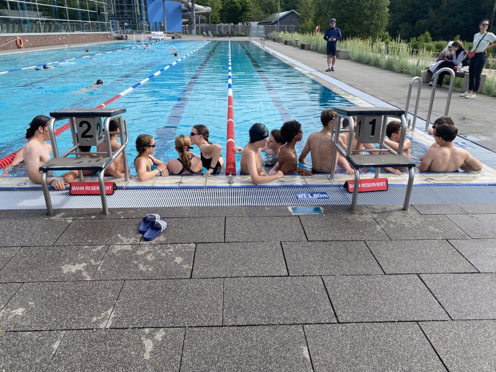 Schüler im Schwimmbad vor dem Start