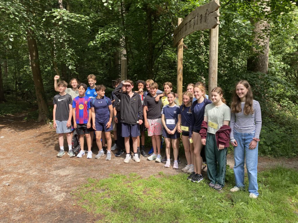 eine weitere Klasse in Sportzeug im Wald vor dem Start