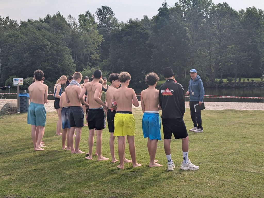 Schüler in Badehose mit Herrn Hanke vor dem Start im Bad