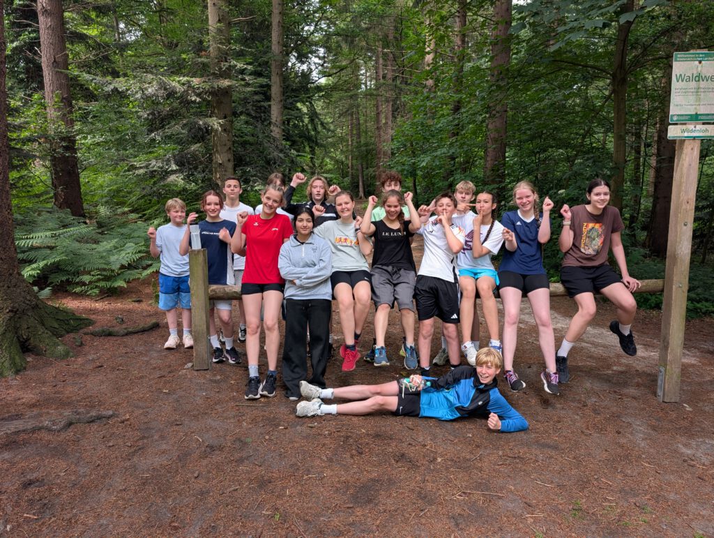 Die 8e jubelt vor dem Start im Wald