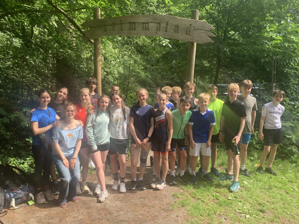 Klasse im Wald vor dem Start in Sportzeug