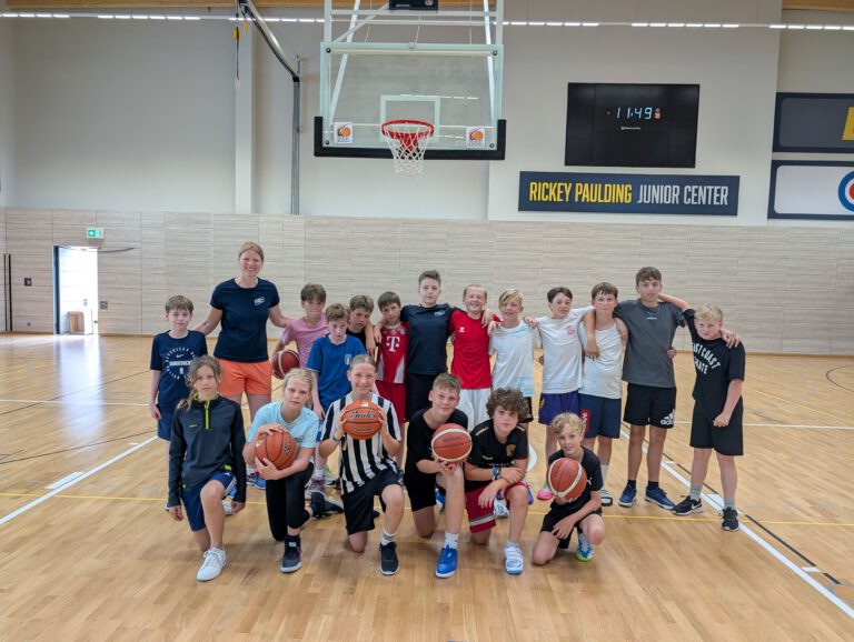 Basketball-AG zu Besuch bei Rickey Paulding