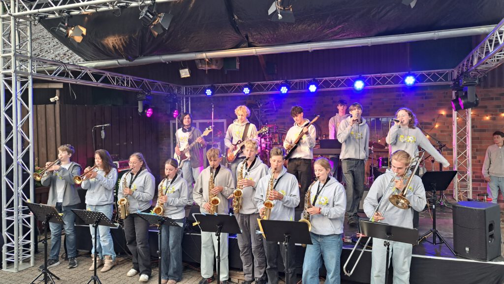 The GEOrge in voller stärke mit Instrumenten auf der Bühne